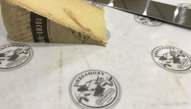 Fromagerie Raymond, Déclinaison à l’infini, ici impression une couleur sur papier alimentaire spécifique fromagerie. Papiers spéciaux, professionnels