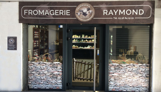 Pour la boutique Fromagerie Raymond : Création du panneau dibon pour l’enseigne, adhésif sur mesure pour habiller le bas de la vitrine dans un esprit champêtre